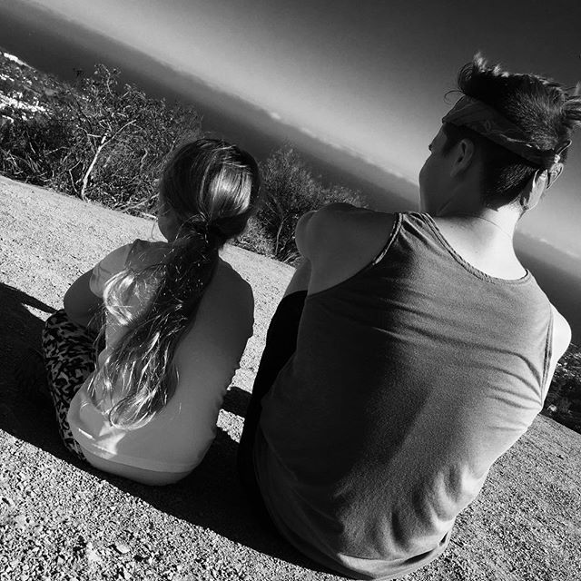 Сын Дэвида и Виктории Бекхэм впервые поделился с подсписчиками личного микроблога фотографией с сестрой Харпер Севен.